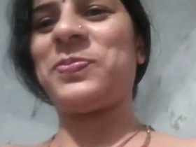Masturbation video of Indian auntie with nude selfies