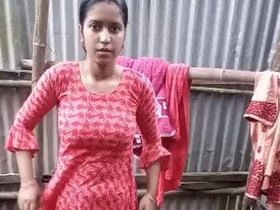 Nude Indian girl takes a bath and poses for a sexy video