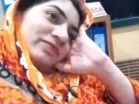 Pakistani girl masturbates on live webcam in office