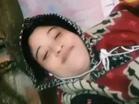 Unsatisfied bhabhi masturbates vigorously with her hands