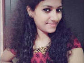 Tamil girl flaunts her boobs in a seductive manner