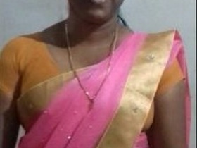 Tamil bhabhi's big boobs on display