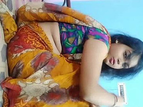 Housewife Ruhi Malakkar shows off her sexy belly button in a cute video