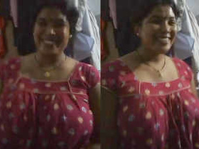 Curvy aunty with big boobs in desi video