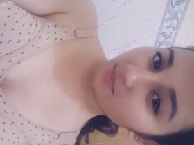 Desi girl goes nude and flaunts her body in a selfie