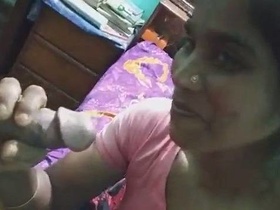 Desi babe gets naughty in real sex video