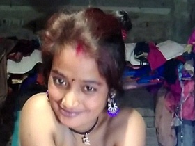 Desi babe goes nude in solo video