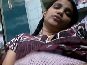 Masturbating Indian bank employee in sexy video