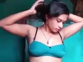 Nude Indian girls in a smelly video of self-stripping