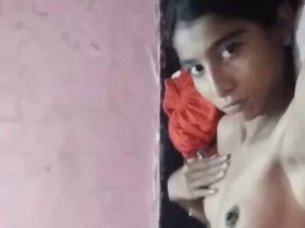 Indian babe masturbates in a seductive manner