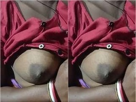 Bhabi's big boobs get the attention they deserve