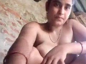Desi pussy gets filled with blood in amateur porn video