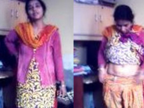 Desi bhabi flaunts her body parts for her lover's pleasure