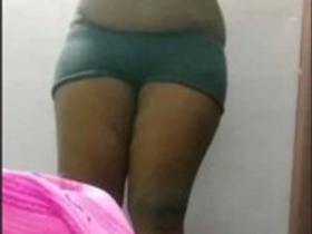 Tamil bhabi flaunts her big boobs in a steamy video